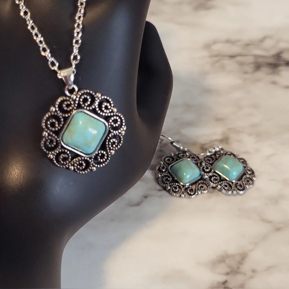 Vintage style set silvery round turquoise earrings and necklace
